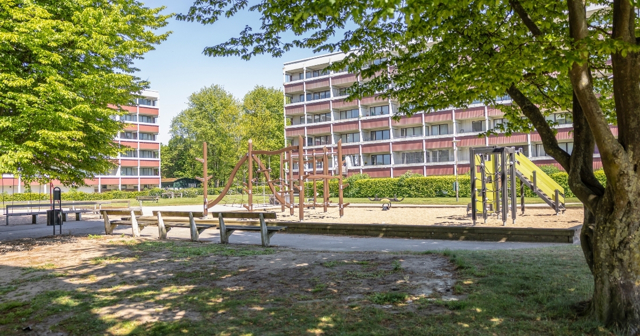 Fasad i rött tegel, flerfamiljshuset föreställer området Fredriksdal i Helsingborg